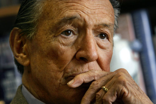 <YONHAP PHOTO-0178> FILE - This May 8, 2006 file photo shows Mike Wallace, longtime CBS "60 Minutes" correspondent, during an interview at his office in New York. Wallace, famed for his tough interviews on "60 Minutes," has died, Saturday, April 7, 2012. He was 93. (AP Photo/Bebeto Matthews, File)/2012-04-09 07:31:45/ <저작권자 ⓒ 1980-2012 ㈜연합뉴스. 무단 전재 재배포 금지.>
This May 8, 2006 file photo shows Mike Wallace, longtime CBS “60 Minutes” correspondent, during an interview at his office in New York.  AP-Yonhap News