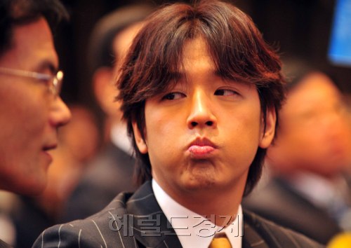 배우 류시원이 14일 오전 서울 소공동 롯데호텔에서 열린 '제35회 관광의 날 기념식 및 한국 방문의 해 선포식'에 참석해 옆사람과 대화중 재미있는 표정을 짓고 있다<br />김명섭기자 msiron@