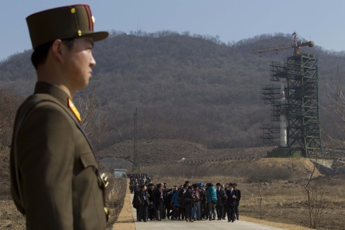 <YONHAP PHOTO-1251> A crowd of media gather around a North Korean official on a road in front of North Korea's Unha-3 rocket, slated for liftoff between April 12-16, stands at Sohae Satellite Station in Tongchang-ri, North Korea on Sunday April 8, 2012. North Korean space officials have moved a long-range rocket into position for this week's controversial satellite launch, vowing Sunday to push ahead with their plans in defiance of international warnings against violating a ban on missile activity.(AP Photo/David Guttenfelder)/2012-04-08 22:45:59/ <저작권자 ⓒ 1980-2012 ㈜연합뉴스. 무단 전재 재배포 금지.>
A crowd of media gather around a North Korean official on a road in front of North Korea’s Unha-3 rocket, slated for liftoff between April 12-16, at Sohae Satellite Station in Tongchang-ri, North Korea on Sunday.      AP-Yonhap News
