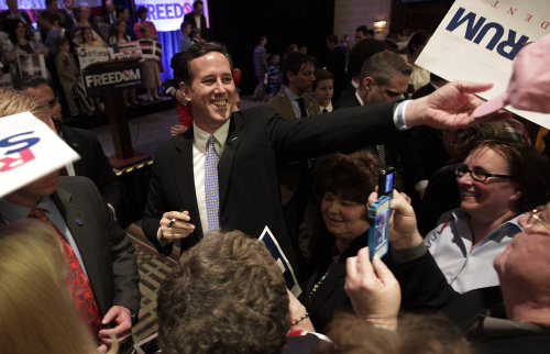<YONHAP PHOTO-0290> FILE - In this April 3, 2012 file photo, Republican presidential candidate, former Pennsylvania Sen. Rick Santorum greets supporters in Cranberry, Pa. Republican presidential candidate Rick Santorum's plan to use state conventions to pull support from Mitt Romney has stalled in North Dakota, where Romney has the largest group of backers among the state's national convention delegates. (AP Photo/Jae C. Hong, File)/2012-04-07 06:04:23/ <저작권자 ⓒ 1980-2012 ㈜연합뉴스. 무단 전재 재배포 금지.>
Republican presidential candidate, former Pennsylvania Sen. Rick Santorum greets supporters in Cranberry, Pennsylvania.  AP-Yonhap News