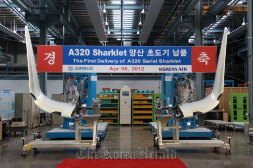 Korean Air’s Sharklets are seen at a ceremony in Seoul on Sunday for the carrier’s delivery of the wingtip parts for Airbus S.A.S.’ A320 aircraft.    Korean Air