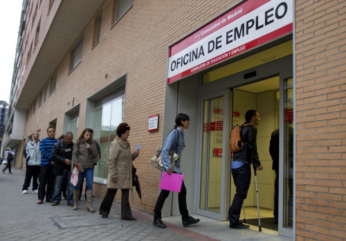 <YONHAP PHOTO-1092> People enter an unemployment office in Madrid Tuesday April 3, 2012. The number of people filing for unemployment benefits in Spain rose by nearly 39,000 last month to a little over 4.75 million. March's increase, reported by the Labor Ministry Tuesday, was the eighth straight monthly increase. The total filing for benefits is up nearly 10 percent on a year ago. (AP Photo/Paul White)/2012-04-03 17:11:24/ <저작권자 ⓒ 1980-2012 ㈜연합뉴스. 무단 전재 재배포 금지.>
People enter an unemployment office in Madrid.  AP-Yonhap News