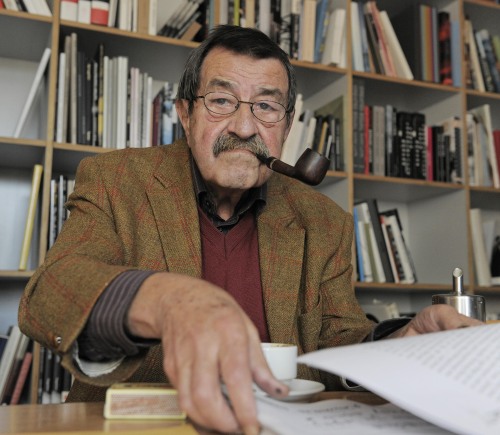 <YONHAP PHOTO-0082> CORRECTS TYPO IN NOBEL PRIZE -FILE - The Oct. 15, 2009 file photo shows German writer and Nobel Prize laureate for literature Guenter Grass during an interview with journalists of the Associated Press in the library of Steidl publishers in Goettingen, Germany. Grass is sharply criticizing Israel amid tensions with Iran and what he describes as Western hypocrisy over Israel's suspected nuclear program. In a prose poem published Wednesday, April 4, 2012 in German daily Sueddeutsche Zeitung, the 84-year-old Grass highlighted Berlin's recent sale to Israel of a submarine able to "send all-destroying warheads where the existence of a single nuclear bomb is unproven." (AP Photo/Jens Meyer)/2012-04-06 03:48:09/ <저작권자 ⓒ 1980-2012 ㈜연합뉴스. 무단 전재 재배포 금지.>
The Oct. 15, 2009 file photo shows German writer and Nobel Prize laureate for literature Guenter Grass during an interview with journalists from the Associated Press in the library of Steidl publishers in Goettingen, Germany.   AP-Yonhap News