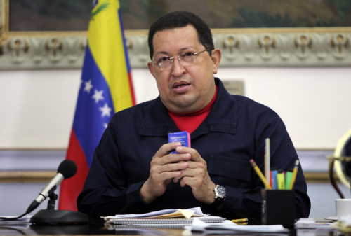 <YONHAP PHOTO-1286> In this photo released by Miraflores Press Office, Venezuela's President Hugo Chavez holds up a miniature copy of the national constitution during a televised speech from his office at Miraflores presidential palace in Caracas, Venezuela Saturday April 7, 2012. Chavez flew back to Cuba late Saturday for another round of radiation therapy, saying he has faith a "miracle" will help him survive cancer. Chavez has regularly traveled to and from Cuba for treatment since last June. (AP Photo/Francisco Batista/Miraflores Press Office)/2012-04-08 23:46:31/ <저작권자 ⓒ 1980-2012 ㈜연합뉴스. 무단 전재 재배포 금지.>
Chavez