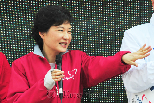 박근혜 새누리당 중앙선대위원장이  4·11 총선을 2일 앞둔 9일 서울 영등포구 목동역 오거리에서 지지를 호소하는 차량유세를 하고 있다. 박현구 기자phko@heraldm.com2012.04.09