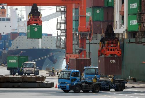 <YONHAP PHOTO-1052> Cranes hoist containers on board a ship at a pier in Tokyo on March 22, 2012. Japan logged a surprise trade surplus in February, offering a glimmer of hope for its moribund economy, but economists warned that with oil prices heading higher the outlook remained uncertain. AFP PHOTO / Toru YAMANAKA../2012-03-22 15:16:13/ <저작권자 ⓒ 1980-2012 ㈜연합뉴스. 무단 전재 재배포 금지.>
Cranes hoist containers on board a ship at a pier in Tokyo.
AFP-Yonhap News