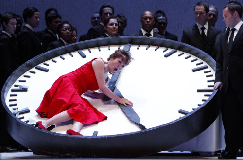 <YONHAP PHOTO-1255> In this April 3, 2012 photo, Korean soprano Hong Hei-Kyung as Violetta, performs during rehearsal for the Metropolitan Opera's "La Traviata," in New York. (AP Photo/Bebeto Matthews)/2012-04-08 22:56:07/ <저작권자 ⓒ 1980-2012 ㈜연합뉴스. 무단 전재 재배포 금지.>
In this April 3, 2012 photo, Korean soprano Hong Hei-Kyung as Violetta, performs during rehearsal for the Metropolitan Opera’s “La Traviata,” in New York.  AP-Yonhap News