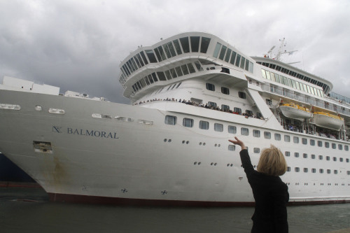 <YONHAP PHOTO-0221> (120408) -- SOUTHAMPTON, April 8, 2012 (Xinhua) -- A woman sees off the Titanic Memorial Cruise ship "Balmoral" in Southampton, Britain, April 8, 2012. The cruise ship carrying 1309 descendants of some of the victims as well as survivors on the "Titanic" set sail here on Easter Day, to retrace the doomed liner's route on its maiden voyage 100 years ago. (Xinhua/Bai Xu)/2012-04-09 08:36:29/ <저작권자 ⓒ 1980-2012 ㈜연합뉴스. 무단 전재 재배포 금지.>
A woman sees off the Titanic Memorial Cruise ship “Balmoral” in Southampton, Britain on Sunday.  Xinhua-Yonhap News