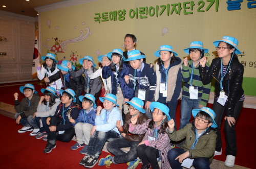 권도엽 장관, 어린이들에게 장관실 개방 -　제2기 어린이 기자단, 출범식 뒤 한국해양연구원 견학