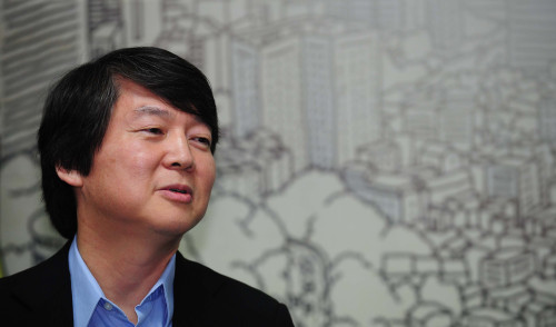 24일 오후 서울시장 후보로 나온 박원순후보 사무실 희망 캠프에서 안철수 서울대교수가 박원순후보를 지지하는 회동을 하고 있다.<br />이상섭 기자. babtong@heraldm.com 2011.10.24