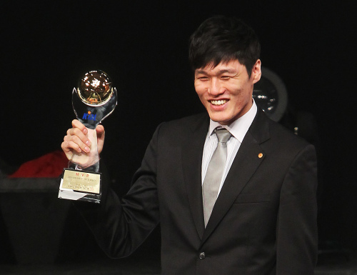 <YONHAP PHOTO-1184> 프로농구 시상식 MVP 윤호영 (서울=연합뉴스) 홍기원 기자 = 9일 오후 서울 서초구 양재동 교육문화회관에서 열린 '2011~2012 KB국민카드 프로농구 시상식'에서 MVP를 수상한 원주 동부의 윤호영이 소감을 말하고 있다. 2012.4.9 xanadu@yna.co.kr/2012-04-09 20:59:28/ <저작권자 ⓒ 1980-2012 ㈜연합뉴스. 무단 전재 재배포 금지.>
Dongbu Promy forward Yun Ho-young  Yonhap News
Dongbu Promy forward Yun Ho-young  Yonhap News