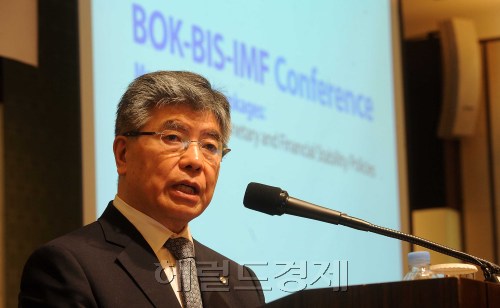 10일 오전 조선호텔 오키드룸에서 열린  BOK-BIS-IMF컨퍼런스에 참석한 김중수 한국은행 총재가 기조연설을 하고 있다.<br />이상섭 기자. babtong@heraldm.com 2012.04.10
10일 오전 조선호텔 오키드룸에서 열린  BOK-BIS-IMF컨퍼런스에 참석한 김중수 한국은행 총재가 기조연설을 하고 있다.
이상섭 기자. babtong@heraldm.com 2012.04.10
김중수 한국은행 총재는 10일 서울 소공동 조선호텔에서 열린 국제 컨퍼런스 기조연설에서  “금융 안정을 도외시한 물가안정 정책만으로는 실물경제의 안정을 확보하기 어렵다”고 밝혔다.  이상섭 기자/babtong@
김중수 한국은행 총재는 10일 서울 소공동 조선호텔에서 열린 국제 컨퍼런스 기조연설에서  “금융 안정을 도외시한 물가안정 정책만으로는 실물경제의 안정을 확보하기 어렵다”고 밝혔다.  이상섭 기자/babtong@