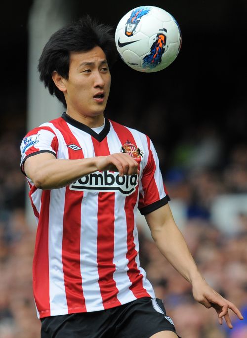 <YONHAP PHOTO-0121> Sunderland's South Korean striker Ji Dong-Won controls the ball during the English Premier League football match between Everton and Sunderland at Goodison Park in Liverpool, north-west England on April 9, 2012. AFP PHOTO/ANDREW YATES....RESTRICTED TO EDITORIAL USE. No use with unauthorized audio, video, data, fixture lists, club/league logos or “live” services. Online in-match use limited to 45 images, no video emulation. No use in betting, games or single club/league/player publications../2012-04-10 05:10:53/ <저작권자 ⓒ 1980-2012 ㈜연합뉴스. 무단 전재 재배포 금지.>
Sunderland’s Ji Dong-won controls the ball against Everton.
AFP-Yonhap News
