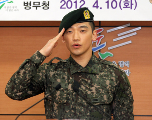 <YONHAP PHOTO-0229> 가수 비, 제9대 병무홍보대사 위촉 (서울=연합뉴스) 김동진기자=육군 국방홍보원 홍보지원대원인 가수 비(본명 정지훈)일병이 10일 오전 서울지방병무청 강당에서 김영후 병무청장으로부터 제9대 병무홍보대사로 위촉됐다. 2012.4.10 kimd@yna.co.kr/2012-04-10 09:46:36/ <저작권자 ⓒ 1980-2012 ㈜연합뉴스. 무단 전재 재배포 금지.>