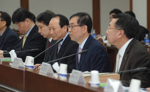 10일 열린 박원순 서울시장 초청 간담회에서 중소기업인들은 대기업으로부터 골목상권을 보호해 달라고 요청했다.  이상섭 기자/babtong@heraldm.com