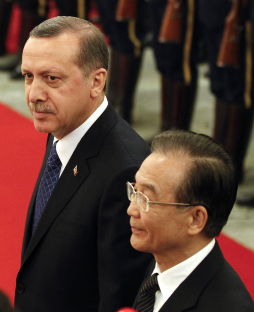 <YONHAP PHOTO-1080> Chinese Premier Wen Jiabao, right, walks with Turkey's Prime Minister Recep Tayyip Erdogan, after reviewing an honor guard during a welcoming ceremony at the Great Hall of the People in Beijing Monday, April 9, 2012. China acknowledged differences with Turkey over their approach to the continuing violence in Syria, ahead of talks Monday with Turkey's leader, who is making a rare official visit to Beijing. (AP Photo/ Vincent Thian)/2012-04-09 20:04:09/ <저작권자 ⓒ 1980-2012 ㈜연합뉴스. 무단 전재 재배포 금지.>
Chinese Premier Wen Jiabao (right) walks with Turkey’s Prime Minister Recep Tayyip Erdogan, after reviewing an honor guard during a welcoming ceremony at the Great Hall of the People in Beijing on Monday.  AP-Yonhap News