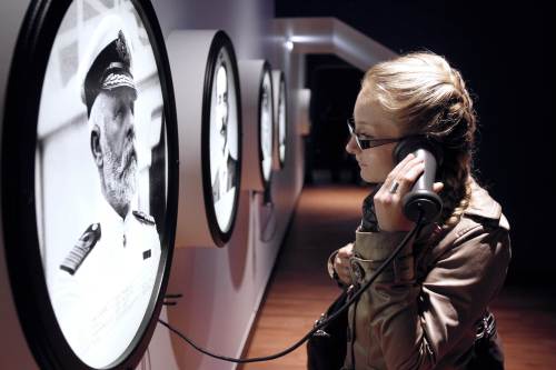 <YONHAP PHOTO-0141> A woman visits the exhibition "Titanic, Return to Cherbourg" on April 9, 2012 at La Cite de la Mer museum in Cherbourg, northern France, as part of the commemoration of the 100th anniversary of the sinking of the ship. The Titanic, billed as the world's most luxurious passenger liner and reputedly unsinkable, left Southampton, southern England, for New York City on its maiden voyage across the Atlantic on April 10, 1912. Four days into the voyage it struck an iceberg and sank 375 miles (604 kilometers) off Newfoundland with the loss of 1,514 of the 2,224 people on board. AFP PHOTO CHARLY TRIBALLEAU.../2012-04-10 05:14:54/ <저작권자 ⓒ 1980-2012 ㈜연합뉴스. 무단 전재 재배포 금지.>
A woman visits the exhibition “Titanic, Return to Cherbourg” on Monday at La Cite de la Mer museum in Cherbourg, northern France, as part of the commemoration of the 100th anniversary of the sinking of the ship.  AFP-Yonhap News