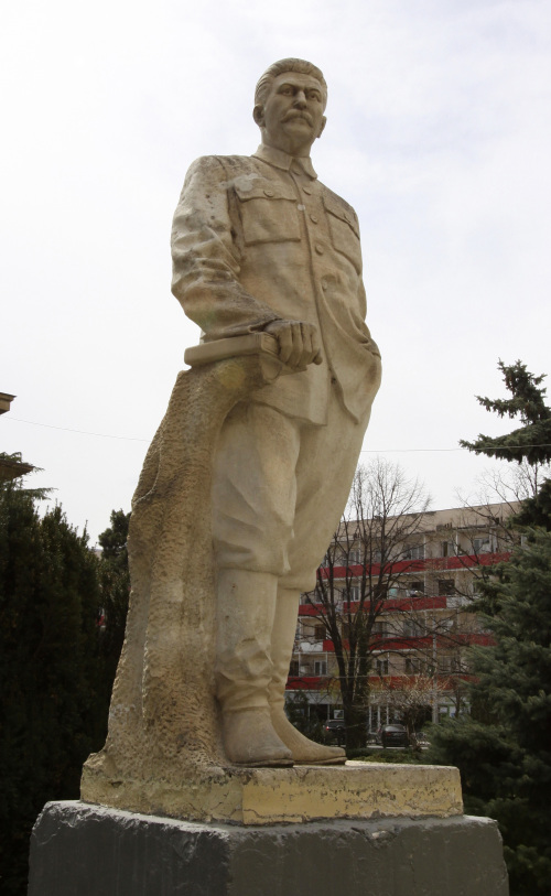 <YONHAP PHOTO-0003> A statue of Soviet dictator Josef Stalin is seen at the entrance to a museum dedicated to him in the town of Gori, some 80 kilometers (50 miles) west of the Georgian capital Tbilisi, Monday, April 9, 2012. A museum that has honored Josef Stalin in Georgia since 1937 is being remodeled to exhibit the atrocities that were committed during the Soviet dictator's rule. (AP Photo/Shakh Aivazov)/2012-04-10 00:12:48/ <저작권자 ⓒ 1980-2012 ㈜연합뉴스. 무단 전재 재배포 금지.>
A statue of Soviet dictator Josef Stalin is seen at the entrance to a museum dedicated to him in the town of Gori, some 80 kilometers west of the Georgian capital Tbilisi, Monday.  AP-Yonhap News