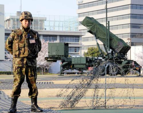 <YONHAP PHOTO-1133> A soldier of the Ground Self-Defense Force (SDF) stands guard in front of Japan's SDF set Patriot Advanced Capability-3 (PAC-3) missile launcher at the Defence Ministry in Tokyo on April 9, 2012. Japan has deployed missile batteries in Tokyo and dispatched destroyers carrying interceptor missiles as it boosts its defences against a planned North Korean rocket launch this month. AFP PHOTO / Yoshikazu TSUNO../2012-04-09 20:44:13/ <저작권자 ⓒ 1980-2012 ㈜연합뉴스. 무단 전재 재배포 금지.>
A soldier of the Ground Self-Defense Force stands guard in front of Japan’s SDF set Patriot Advanced Capability-3 missile launcher at the Defense Ministry in Tokyo on Monday.    AFP-Yonhap News