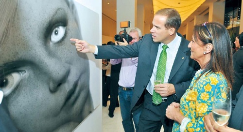 Standard Chartered Korea Financial Group CEO Richard Hill (left) and Serenella Ciclitira, co-founder of Korean Eye look at “Woman,” an oil on aluminum work by Kang Hyung-koo, on the opening night of “Korean Eye: Energy and Matter” held in Abu Dhabi on March 18.
(Standard Chartered Korea)