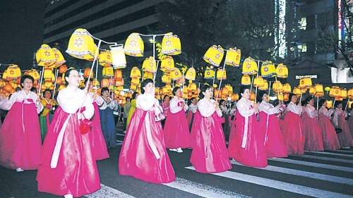 Yeondeunghoe takes place in 1958 (upper) and present-day Seoul. (Cultural Heritage Administration)