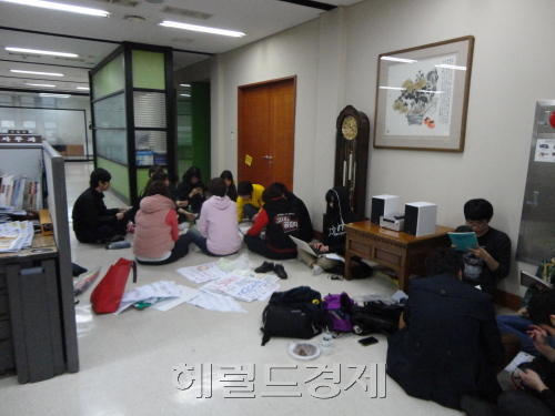 고대총학, 재단비리 감사보고서 요구하며 인촌 기념관 기습 점거