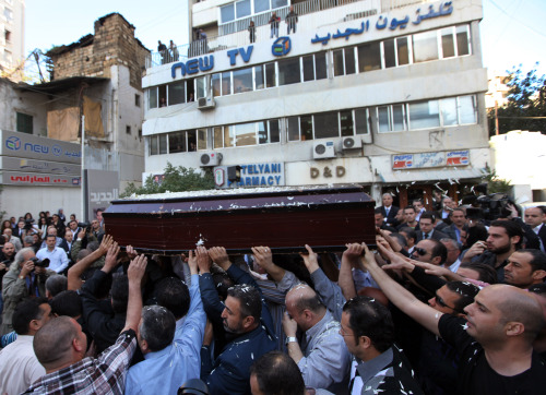 Mourners carry the coffin of Lebanese television cameraman Ali Shaaban working for Al-Jadeed TV who was shot dead on the Lebanon-
Syria border, in front of Al-Jadeed TV in Beirut, Lebanon, Tuesday. (AP-Yonhap News)