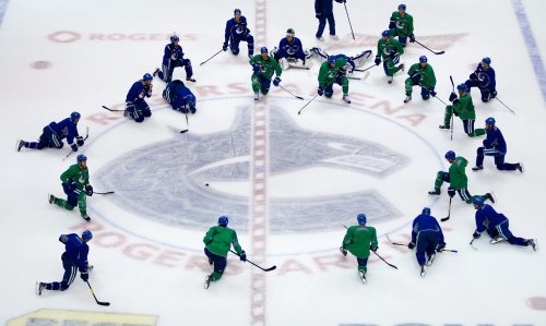 <YONHAP PHOTO-0094> Vancouver Canucks players gather to stretch at the end of hockey practice in Vancouver, British Columbia on Tuesday April 10, 2012. The Vancouver Canucks and Los Angeles Kings are scheduled to play game 1 of an NHL Western Conference quarterfinal series Wednesday. (AP Photo/The Canadian Press, Darryl Dyck)/2012-04-11 05:53:51/ <저작권자 ⓒ 1980-2012 ㈜연합뉴스. 무단 전재 재배포 금지.>
Vancouver Canucks players take part in a practice on Tuesday.  AP-Yonhap News
Vancouver Canucks players take part in a practice on Tuesday.  AP-Yonhap News