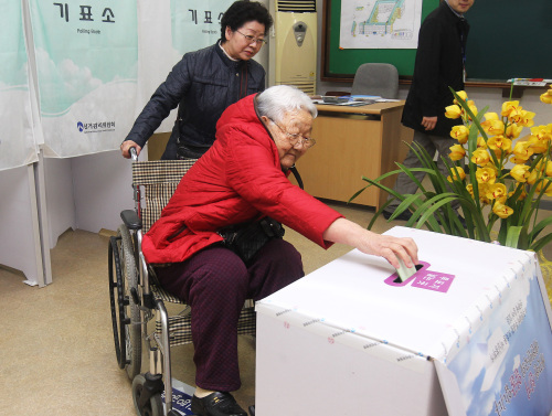 An elderly citizen votes in Seoul during general elections on Wednesday. (Yonhap News)