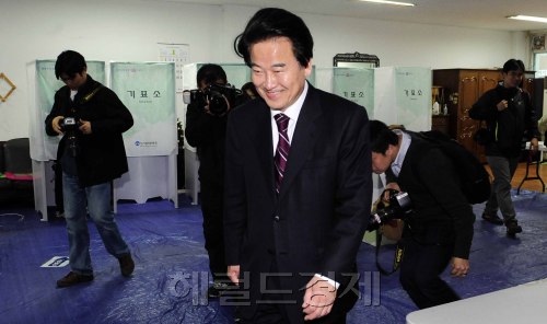제19대 총선이 치뤄지고 있는 11일 오전 대치2동 제2투표소를 찾은 정동영 민주통합당 강남구 을 후보가 지정투표소가 아님을 알고 멋적어하며 투표소를 나서고 있다. 박해묵 기자/mook@heraldm.com
제19대 총선이 치뤄지고 있는 11일 오전 대치2동 제2투표소를 찾은 정동영 민주통합당 강남구 을 후보가 지정투표소가 아님을 알고 멋적어하며 투표소를 나서고 있다. 박해묵 기자/mook@heraldm.com