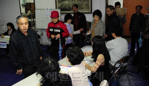 제19대 총선이 치뤄지고 있는 11일 오전 서울 강남 대치2동 제2투표소를 찾은 유권자들이 소중한 한표를 행사하기 위해 차례를 기다리고 있다. 박해묵 기자/mook@heraldm.com
제19대 총선이 치뤄지고 있는 11일 오전 서울 강남 대치2동 제2투표소를 찾은 유권자들이 소중한 한표를 행사하기 위해 차례를 기다리고 있다. 박해묵 기자/mook@heraldm.com