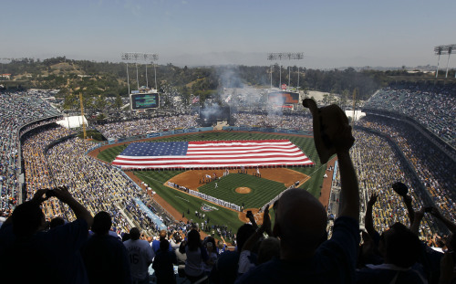 <YONHAP PHOTO-0069> Los Angeles Dodgers fans cheer during opening day celebration before a baseball game against the Pittsburgh Pirates in Los Angeles, Tuesday, April 10, 2012. (AP Photo/Chris Carlson)/2012-04-11 05:51:54/ <저작권자 ⓒ 1980-2012 ㈜연합뉴스. 무단 전재 재배포 금지.>
Dodgers fans cheer during opening day celebrations in Los Angeles on Tuesday.  AP-Yonhap News