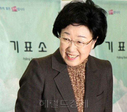 민주통합당 한명숙 대표가 11일 오전 서울 상암중학교 상암동 제4투표소에서 제19대 국회의원 선거 투표를 하고 있다.박현구 기자phko@heraldm.com 2012.04.11
민주통합당 한명숙 대표가 11일 오전 서울 상암중학교 상암동 제4투표소에서 제19대 국회의원 선거 투표를 하고 있다.박현구 기자phko@heraldm.com 2012.04.11