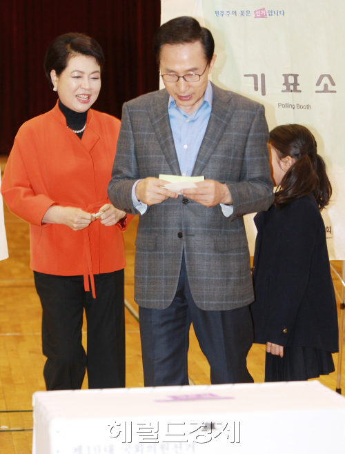 이명박 대통령 내외와 손녀가11일 오전 서울 종로구 청운효자동 제1투표소(국립서울농학교 대강당)에서 제19대 국회의원선거 투표를 하고 있다. 정희조 기자 checho@
이명박 대통령 내외와 손녀가11일 오전 서울 종로구 청운효자동 제1투표소(국립서울농학교 대강당)에서 제19대 국회의원선거 투표를 하고 있다. 정희조 기자 checho@