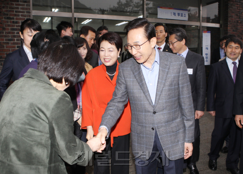 이명박 대통령 내외가 11일 오전 서울 종로구 청운효자동 제1투표소(국립서울농학교 대강당)에서 제19대 국회의원선거 투표를 마치고 청와대로 돌아가고 있다. 정희조 기자 checho@
이명박 대통령 내외가 11일 오전 서울 종로구 청운효자동 제1투표소(국립서울농학교 대강당)에서 제19대 국회의원선거 투표를 마치고 청와대로 돌아가고 있다. 정희조 기자 checho@