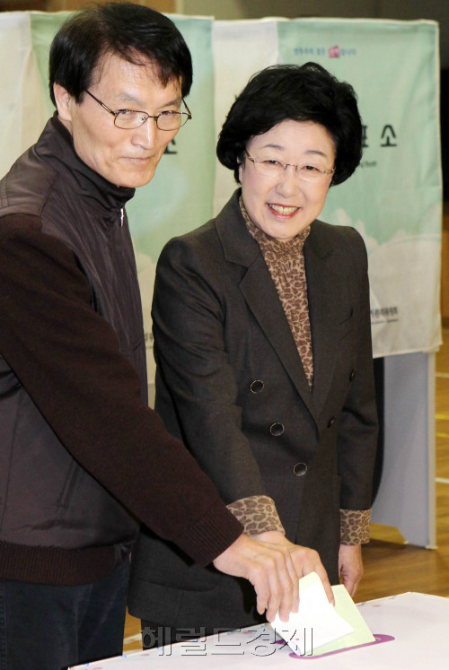 민주통합당 한명숙 대표가 11일 오전 서울 상암중학교 상암동 제4투표소에서 남편 박성준 교수와 함께 제19대 국회의원 선거 투표를 하고 있다.박현구 기자phko@heraldm.com 2012.04.11
민주통합당 한명숙 대표가 11일 오전 서울 상암중학교 상암동 제4투표소에서 남편 박성준 교수와 함께 제19대 국회의원 선거 투표를 하고 있다.박현구 기자phko@heraldm.com 2012.04.11