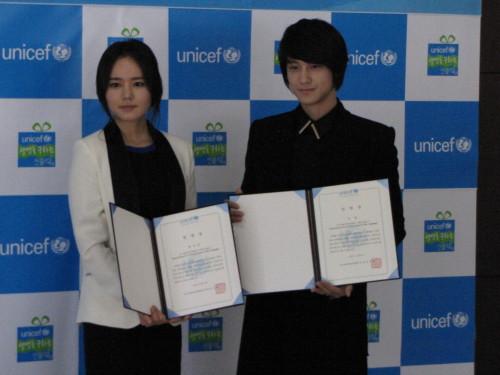 SHARING
Han Ga-in and Kim Beom hold up certificates of their appointment as new UNICEF Ambassadors in Seoul on Monday.  Kirsty Taylor