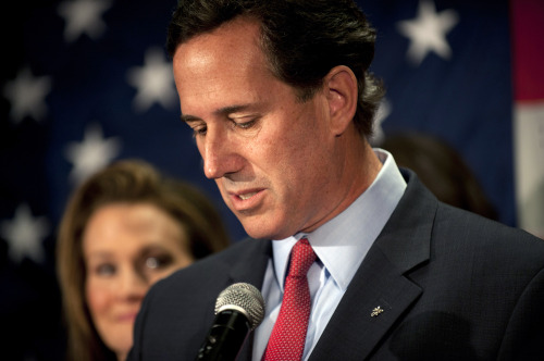 <YONHAP PHOTO-0450> GETTYSBURG, PA - APRIL 10: Surrounded by members of his family, Republican presidential candidate, former U.S. Sen. Rick Santorum announces he will be suspending his campaign during a press conference at the Gettysburg Hotel on April 10, 2012 in Gettysburg, Pennsylvania. Santorum's three-year-old daughter, Bella, became ill over the Easter holiday and poll numbers showed he was losing to Mitt Romney in his home state of Pennsylvania. Jeff Swensen/Getty Images/AFP== FOR NEWSPAPERS, INTERNET, TELCOS & TELEVISION USE ONLY ==../2012-04-11 07:28:40/ <저작권자 ⓒ 1980-2012 ㈜연합뉴스. 무단 전재 재배포 금지.>
Republican presidential candidate, former U.S. Sen. Rick Santorum announces he will be suspending his campaign during a press conference at the Gettysburg Hotel in Gettysburg, Pennsylvania on Tuesday.  AFP-Yonhap News