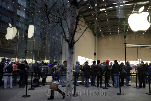 People wait in line outside the Apple Inc. store on Broadway in New York.  Bloomberg