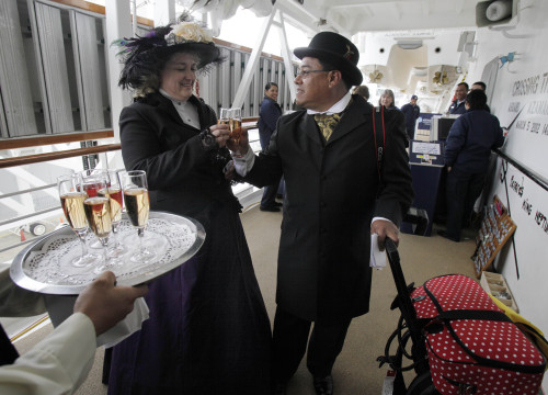 <YONHAP PHOTO-0404> Laurie and Dan Castaneda, from Long Beach, Calif., toast with their welcome glass of champagne as they board the Titanic Memorial Cruise, aboard the Azamara Journey, bound for for Halifax, Nova Scotia, in New York, Tuesday, April 10, 2012. Passengers will visit a cemetery where 150 victims of the Titanic are buried. The ship will also feature lectures about life on board the doomed ocean liner and hold a memorial service at sea. (AP Photo/Richard Drew)/2012-04-11 07:00:42/ <저작권자 ⓒ 1980-2012 ㈜연합뉴스. 무단 전재 재배포 금지.>
Laurie and Dan Castaneda, from Long Beach, California, toast with their welcome glass of champagne as they board the Titanic Memorial Cruise, aboard the Azamara Journey, bound for for Halifax, Nova Scotia, in New York.  AP-Yonhap News