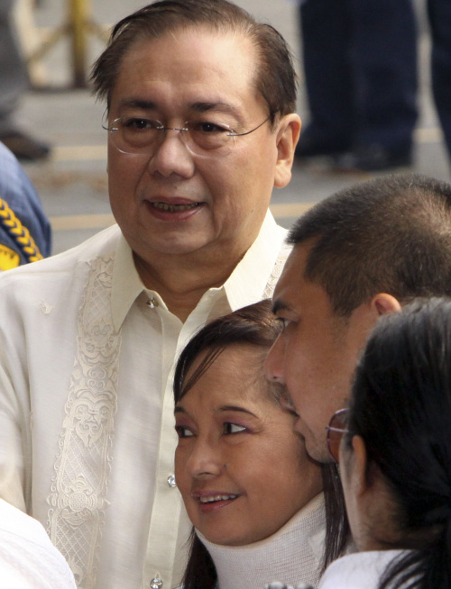 베니그노 노이노이 아키노 (Benigno Simeon Cojuangco Aquino III/정치인/필리핀 대통령)
Former Philippine President
Gloria Macapagal Arroyo (center), together with her husband Jose Miguel Arroyo (left) and son (right), arrives at a special ant i -gra f t cour t c a l l ed Sandiganbayan for her arraignment Wednesday. (AP-Yonhap News)