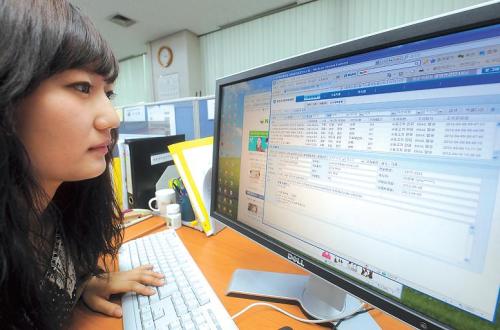 An official of the National Election Commission’s Cyber Investigation Division searches for breaches of the election law on the Internet. (Lee Sang-sub/The Korea Herald)