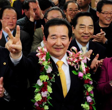 Rep. Chung Sye-kyun of the main opposition Democratic United Party gestures after winning the election in Jongno, central Seoul, on Wednesday. (Park Hae-mook/The Korea Herald)