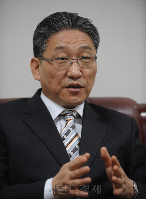 장기찬 선관위 공보관.<br />이상섭 기자. babtong@heraldm.com 2012.04.10
장기찬 선관위 공보관.
이상섭 기자. babtong@heraldm.com 2012.04.10