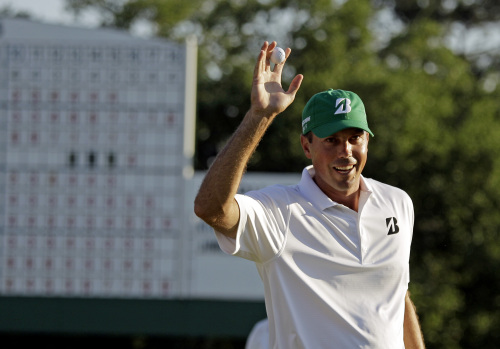 <YONHAP PHOTO-0199> Matt Kuchar holds up his ball after a birdie on the 18th hole during the third round of the Masters golf tournament Saturday, April 7, 2012, in Augusta, Ga. (AP Photo/Charlie Riedel)/2012-04-08 08:05:12/ <저작권자 ⓒ 1980-2012 ㈜연합뉴스. 무단 전재 재배포 금지.>
Matt Kuchar holds up his ball after a birdie during the Masters golf tournament last weekend.  AP-Yonhap News