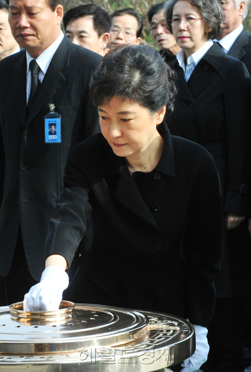 박근혜 새누리당 중앙선대위원장이 12일 오전 서울 동작동 국립현충원에 참배하고 있다. 박현구 기자phko@
4ㆍ11 총선을 진두지휘하며 새누리당의 단독 과반 의석을 이끈 박근혜 중앙선대위원장이 12일 오전 서울 동작동 국립현충원을 방문, 비장한 표정으로 참배하고 있다. 오른쪽은 박 위원장이 작성한 방명록. 　
박현구 기자phko@heraldm.com