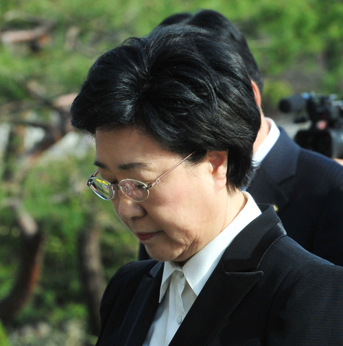 한명숙 민주통합당 대표가 12일 오전 서울 동작동 국립현충원에 참배하고 있다. 박현구 기자phko@
