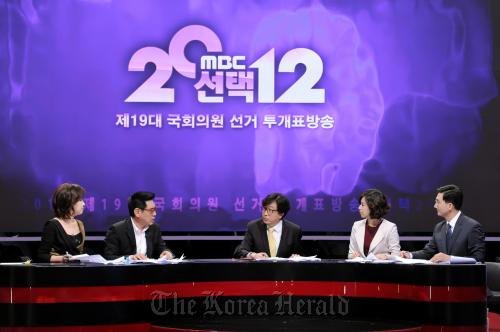 MBC included comedian Park Mi-sun (second from right) and actor Cho Hyeong-ki (second from left) in a panel discussion during its live election coverage on Wednesday.  MBC