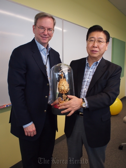 POSCO CEO Chung Joon-yang (right) presents Google executive chairman Eric Schmidt with a replica of a national treasure from the ancient Baekje Kingdom at the Google headquarters in San Francisco on Tuesday.   POSCO