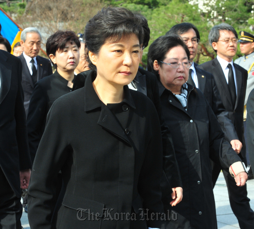 박근혜 새누리당 중앙선대위원장이 12일 오전 서울 동작동 국립현충원에 참배하고 있다. 박현구 기자phko@
Ruling Saenuri Party chief Park Geun-hye pays her respects at the National Cemetery in southern Seoul on Thursday morning after her party pulled off a surprise victory in the general elections.
Park Hyun-koo/The Korea Herald